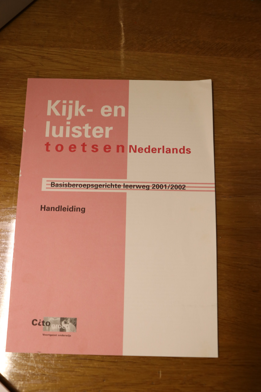 Kijk- en luistertoets Nederland Basisberoepsgerichte leerweg 2001/2002