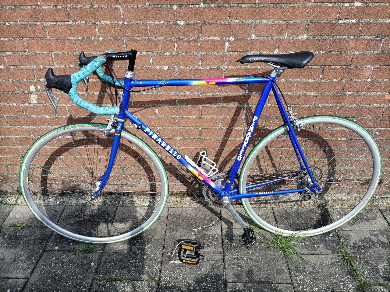 Racefiets. Merk Pinarello (Italië). Licht gewicht. Fiets ziet er goed uit.