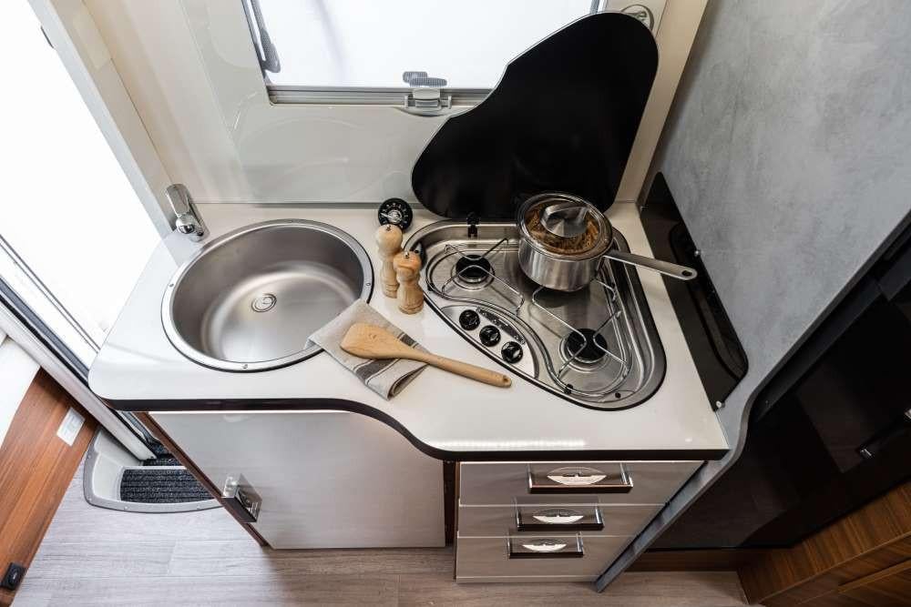 Elnagh Baron 65 - Luxe alkoof met lengtebedden - Zonnepaneel - 2023