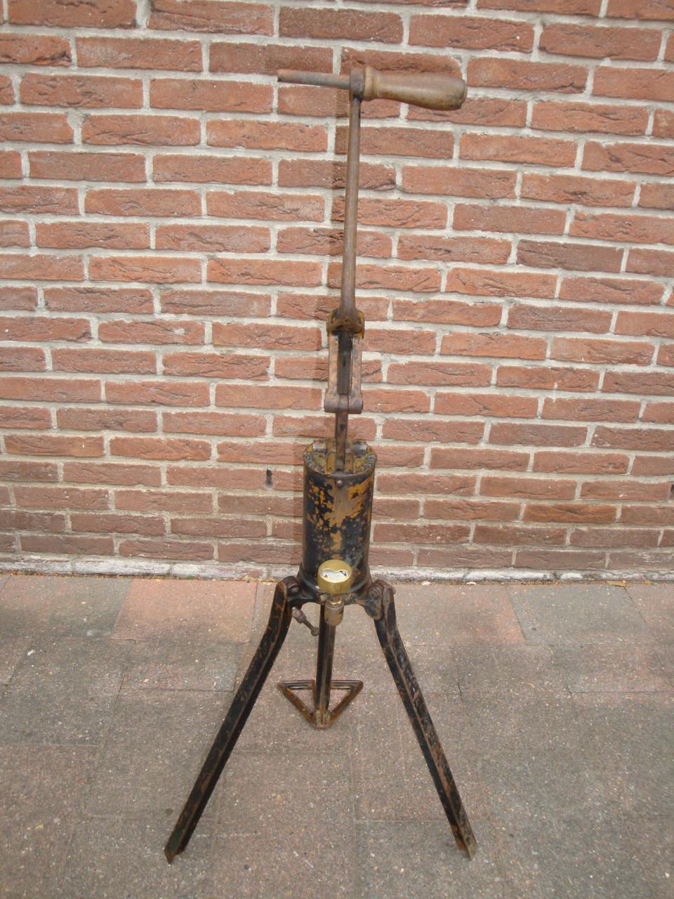ANTIEKE BANDENPOMP -VIVIEN & PERCIN-  ca. 1930.