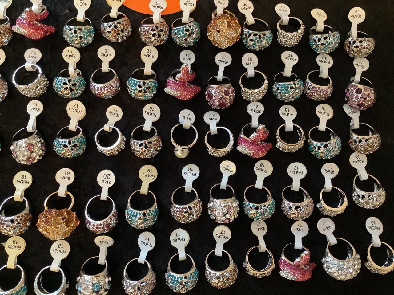 Partij mooie nieuwe ringen. ( partij 81)