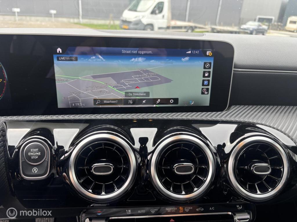 Mercedes-Benz Cla shooting brake 19 inch apple carplay 180