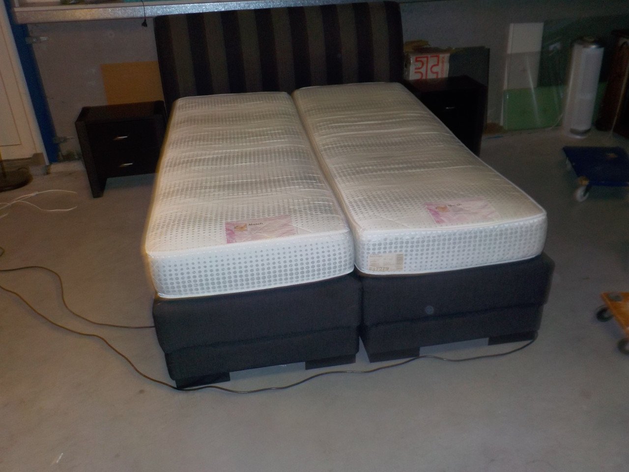 2 Elektrische boxsprings + 2 matrassen + 2 nachtkastjes vrijwel nieuw