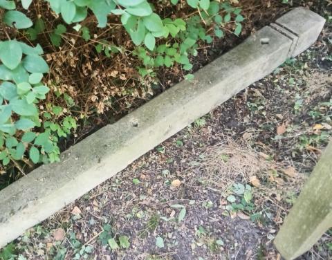 Oude betonnen paal, grenspaal en blokken hardsteen