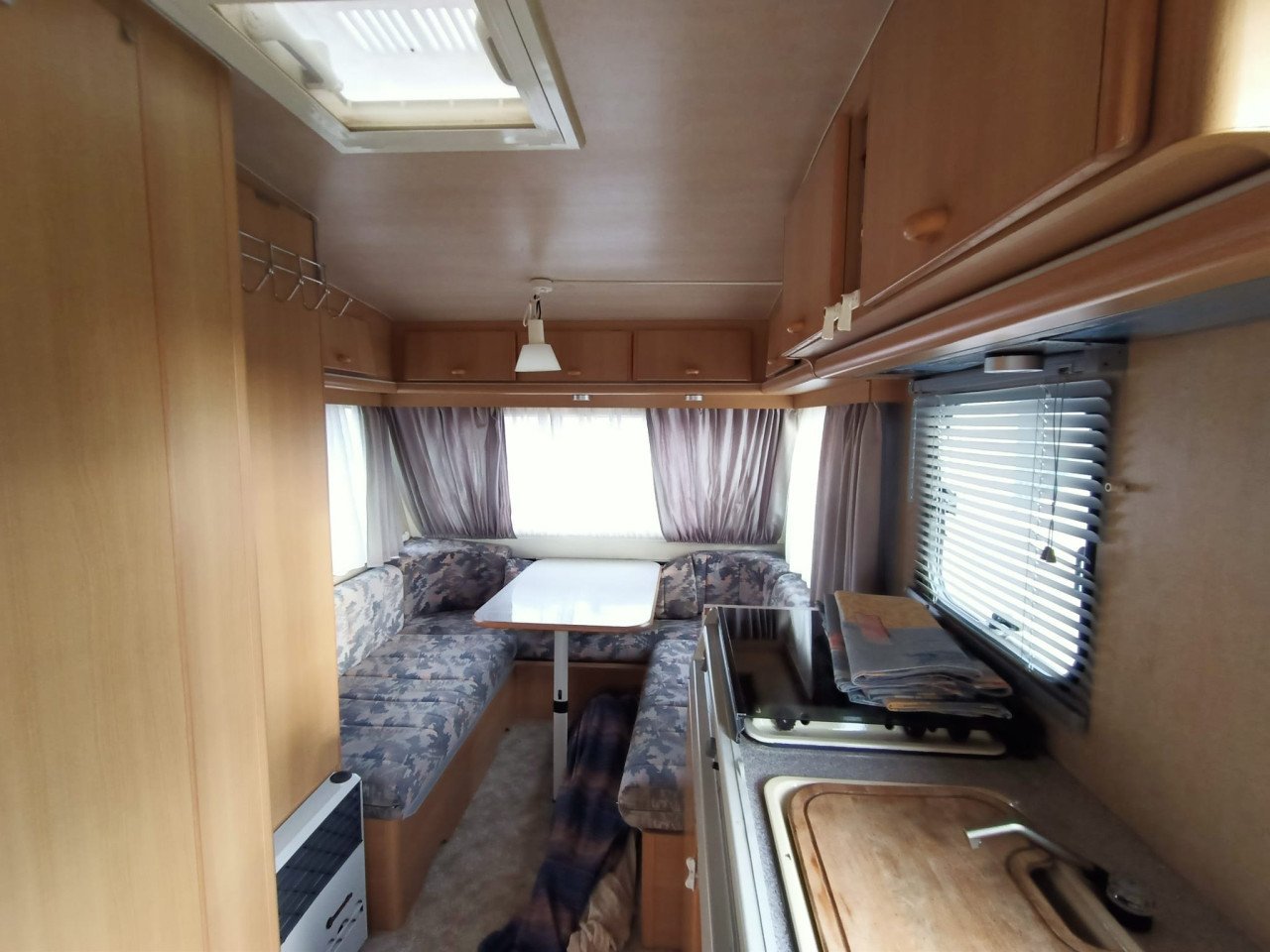 Mooi gezinscaravan Adria 440 , 1993 met orrigineel stapelbed, Tent ,uitbouw