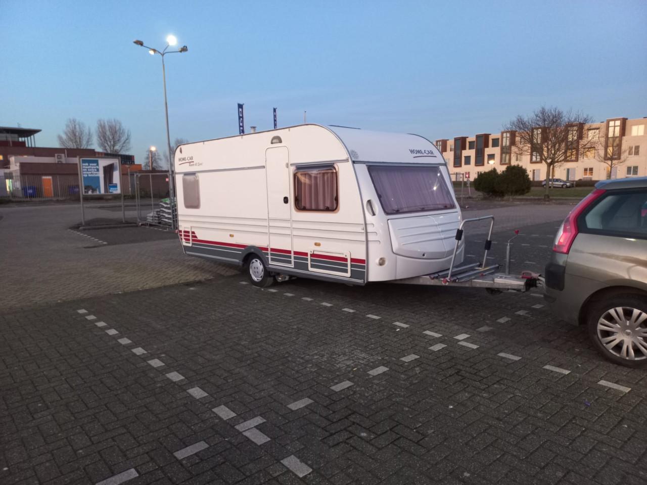Caravan met voortent en luifel