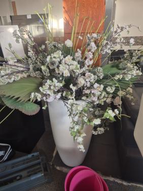 Grote vaas met kunstbloemen