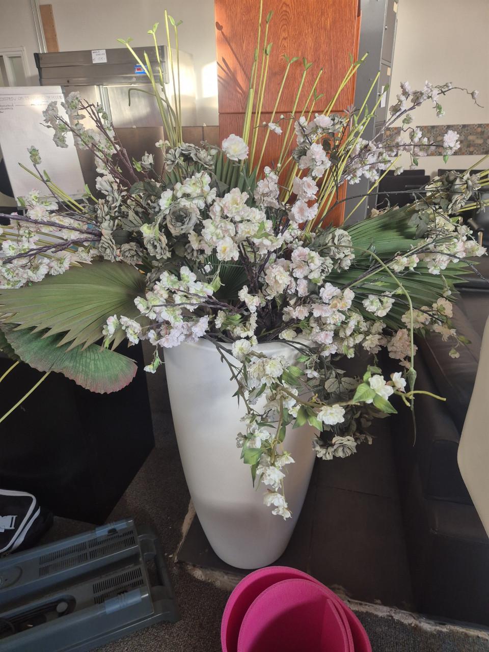 Grote vaas met kunstbloemen