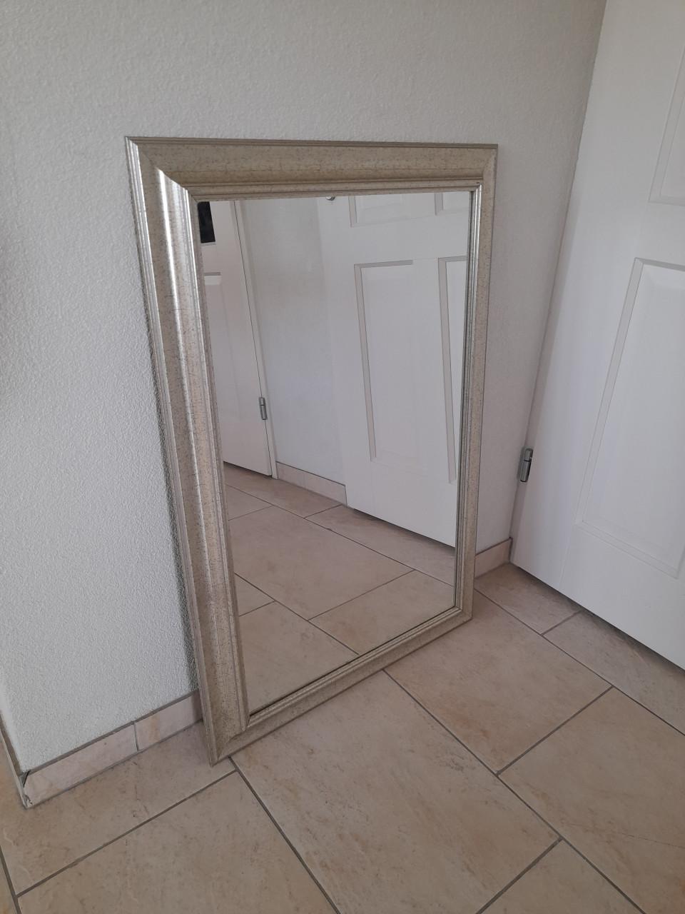 Mooie spiegel 62,5 x 92,5 ( in goede staat )