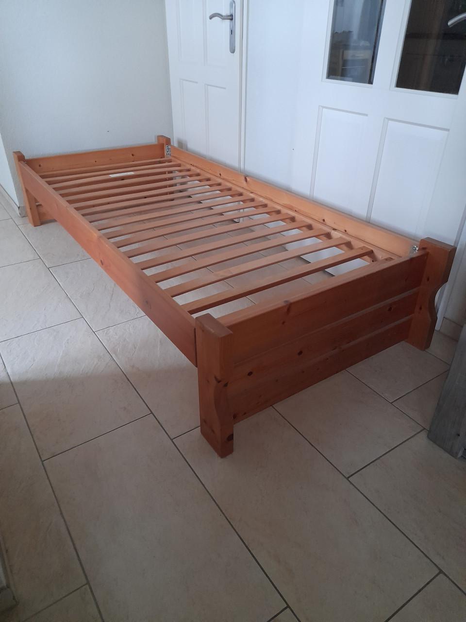 Massief houten bed 90 x 200 (in goede staat )