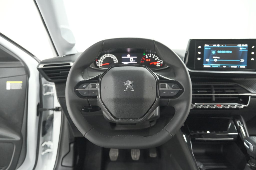 Peugeot 208 puretech 100 allure pack | camera | apple carplay | stoelverwar