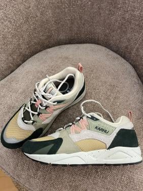 Sneakers (Karhu) mt veertig en half