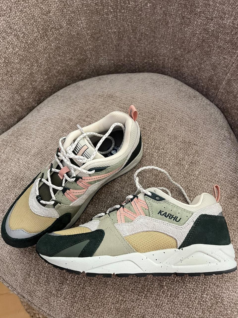 Sneakers (Karhu) mt veertig en half