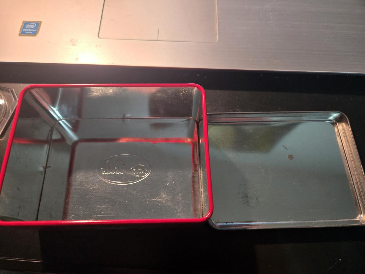 Blik Snoopy Cola's van Melle  Leeg  L 11,8 Br 8,7 H 5,4 cm