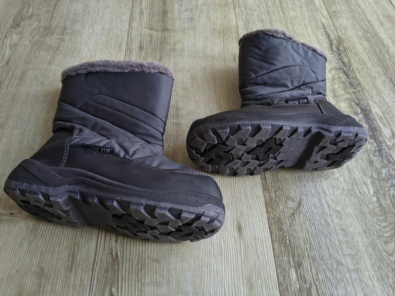 Mooie zwarte snowboots, gevoerde sneeuwlaarzen, maat 24.