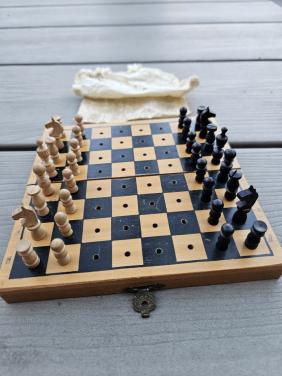 Vintage klein reis Schaakspel philos houten bord en stukken