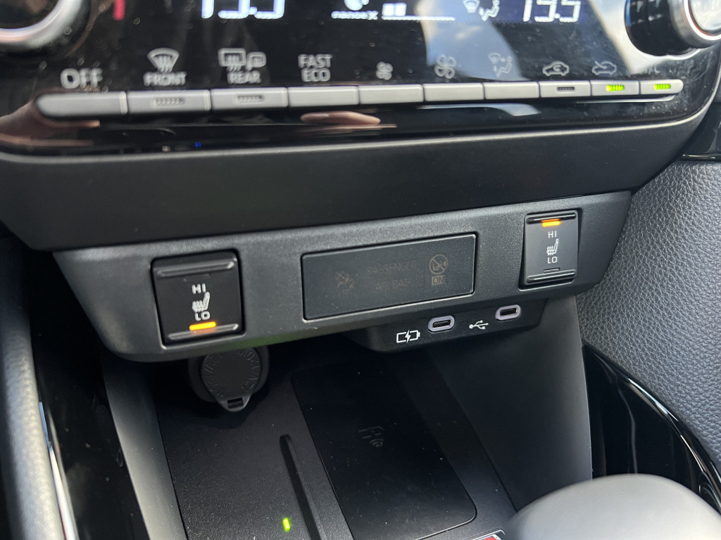 Toyota Yaris 1.5 hybrid 130 launch edition jbl audio | headup display | sto