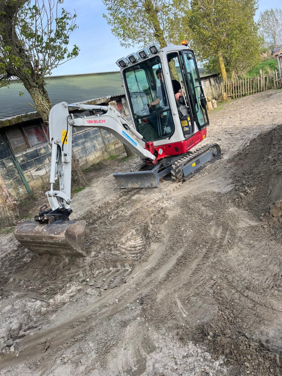 Graafwerk | Tuin afgraven | minigraver met machinist