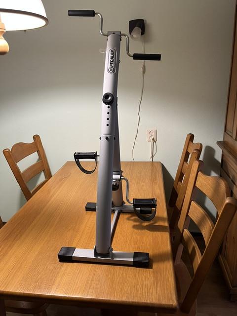 Hometrainer. Voor benen en armen