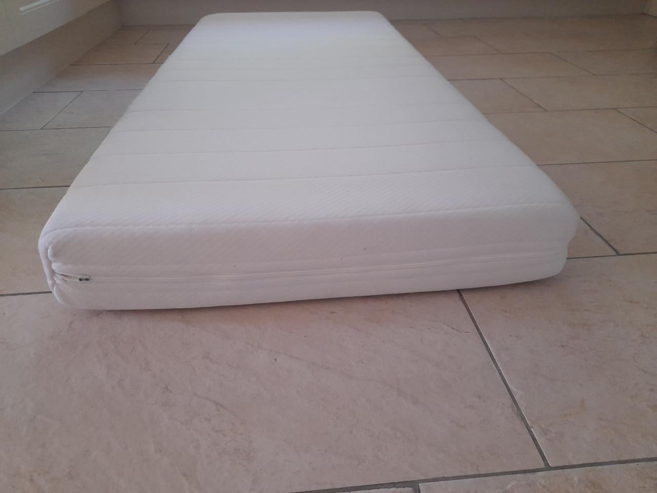 Peuter bed  met lade en met net  matras (in goede nette staat ) 70 x 160