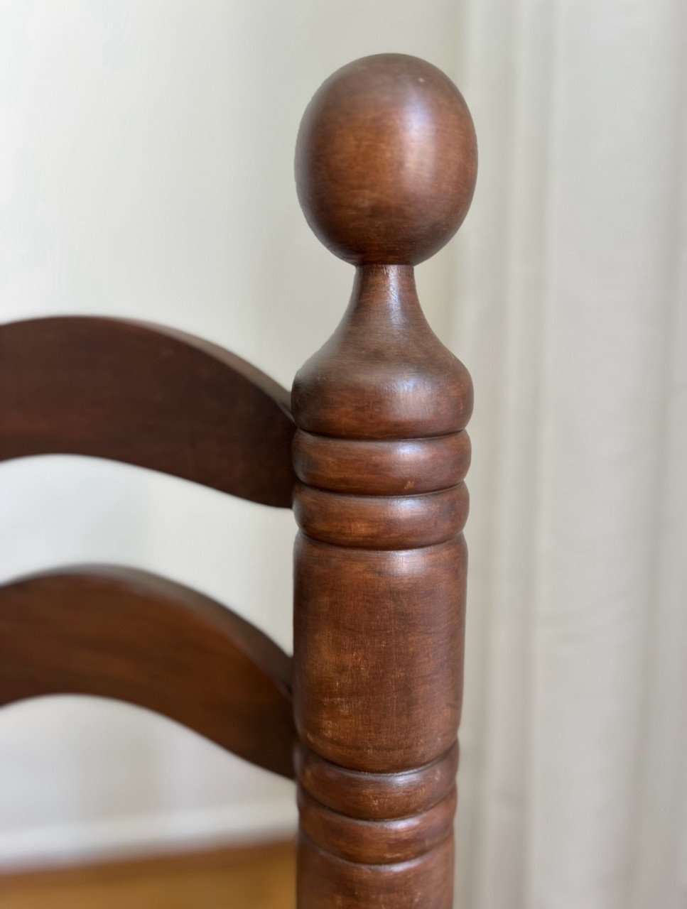 Vintage houten bijzetstoel of kinderstoel – Japandi stijl |