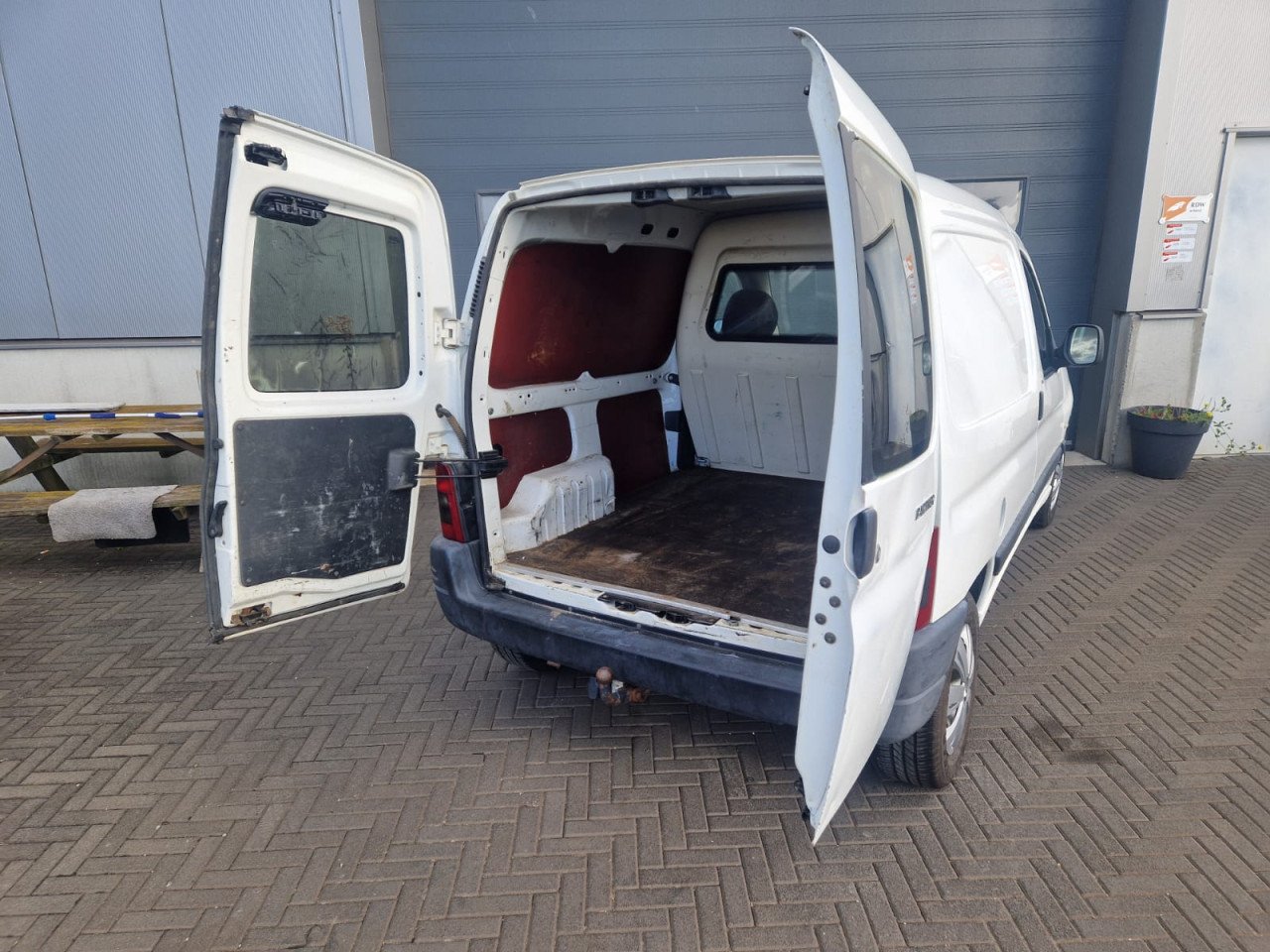 TE KOOP PEUGEOT PARTNER 1.9D BETREFT EEN BTW AUTO