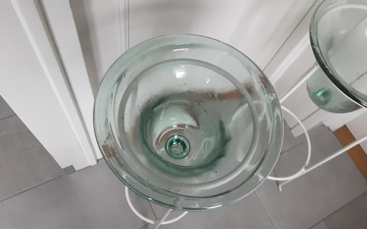 2 standaards met glazen kelken