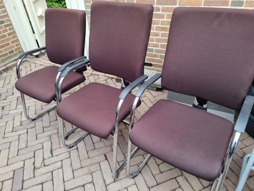 Vergader-kantoorstoel merk Beta met verstelbare rugleuning en stapelbaar