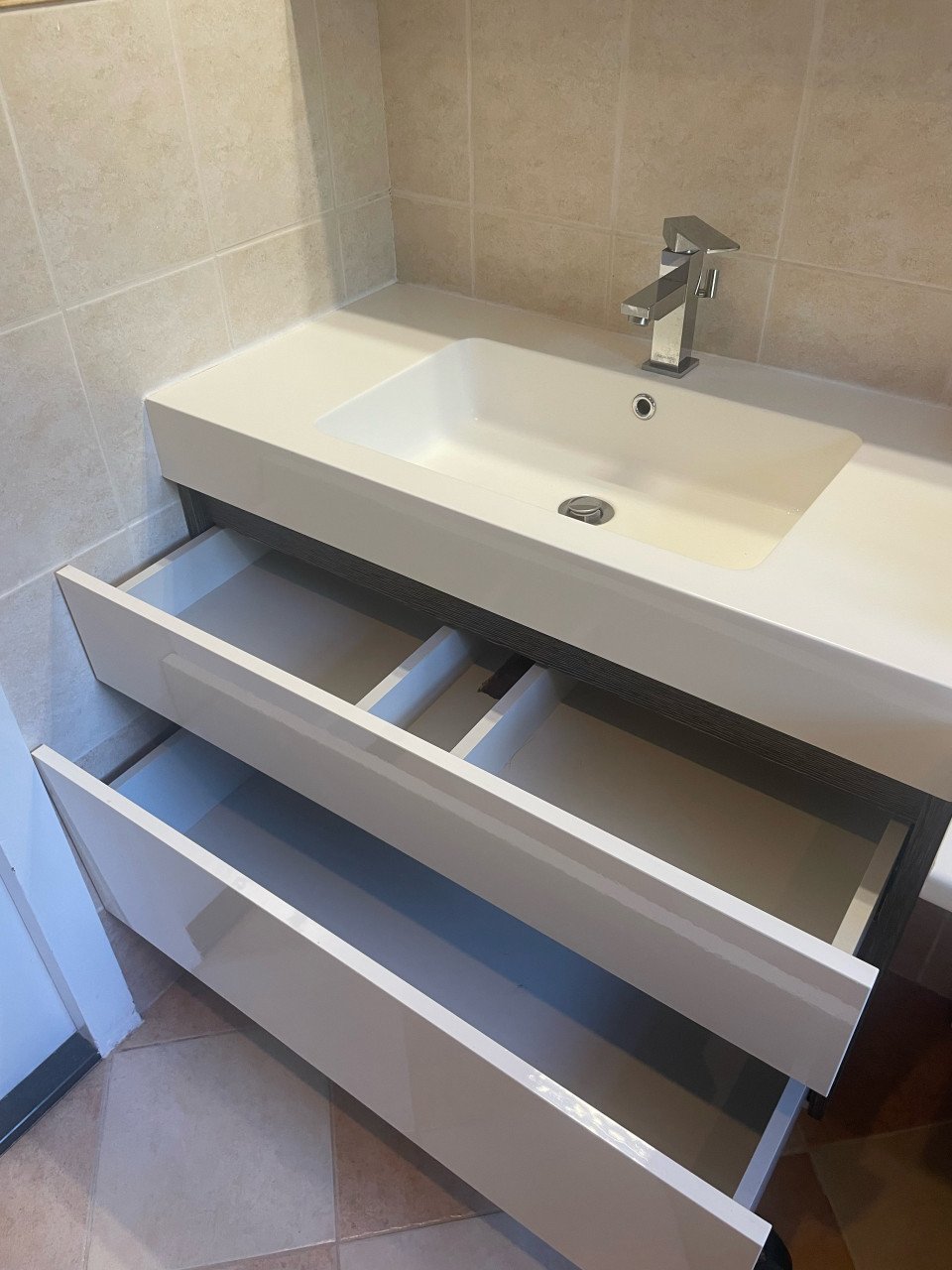 Wastafel meubel + spiegelkast en kraan