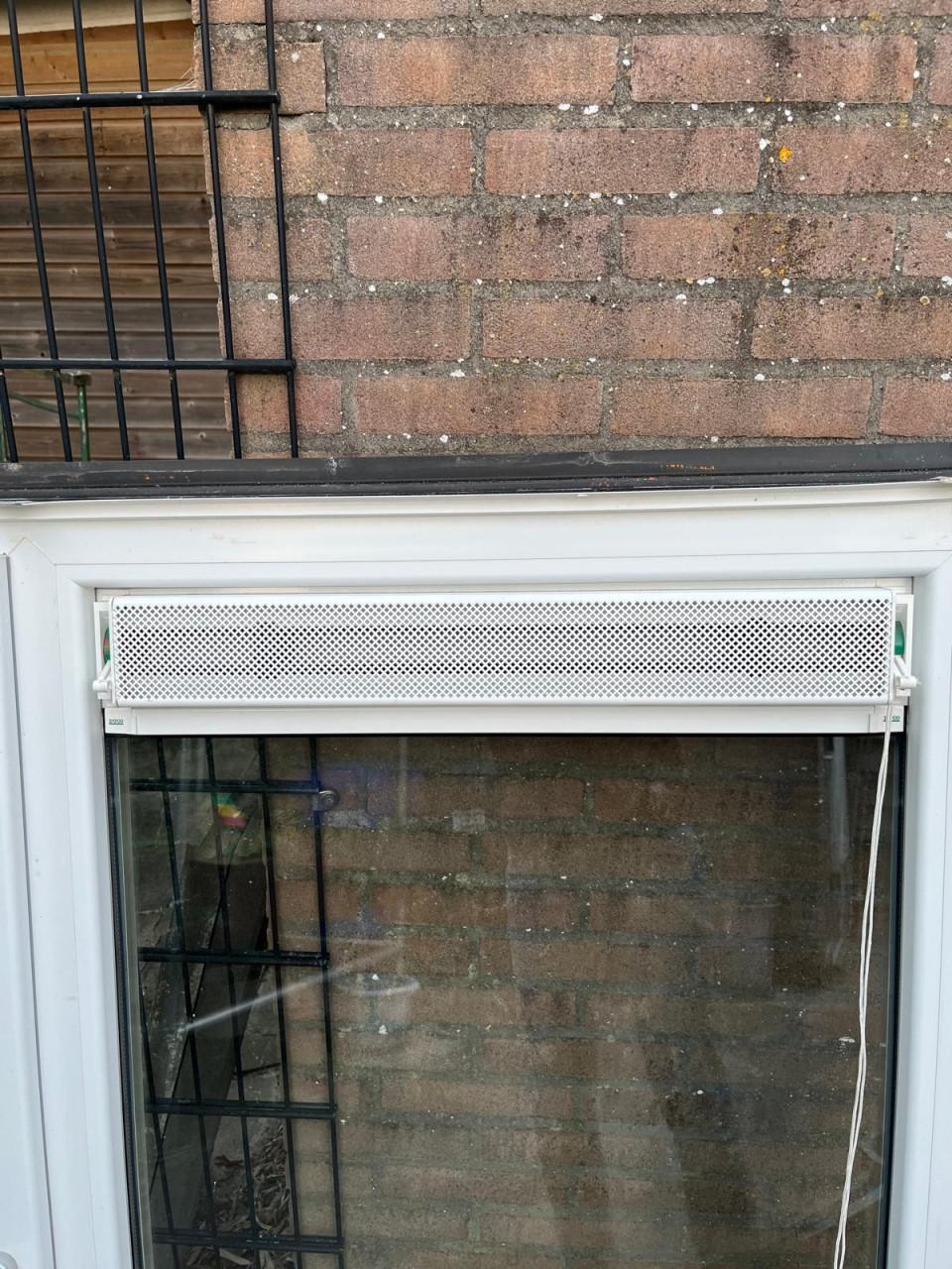 Kunststof kozijn met draai-kiepraam + ventilatierooster (dubbel glas)