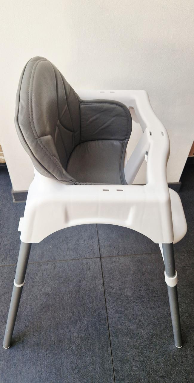 Witte kinderstoel met tafelblad, stoelverkleiner en gordel