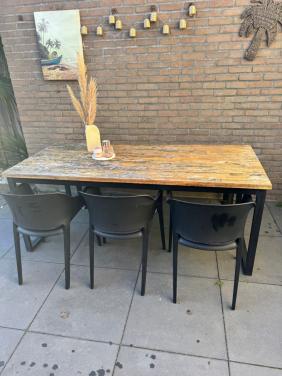 Buiten eethoek met bankje en stoelen