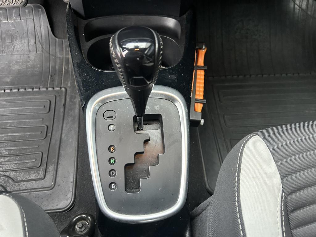 Toyota Yaris 1.5 hybrid dynamic bi-tone |gefotografeerd op winterwielen, se