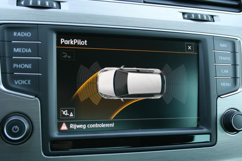 Volkswagen Golf 1.0 tsi business edition connected / navi / camera / led