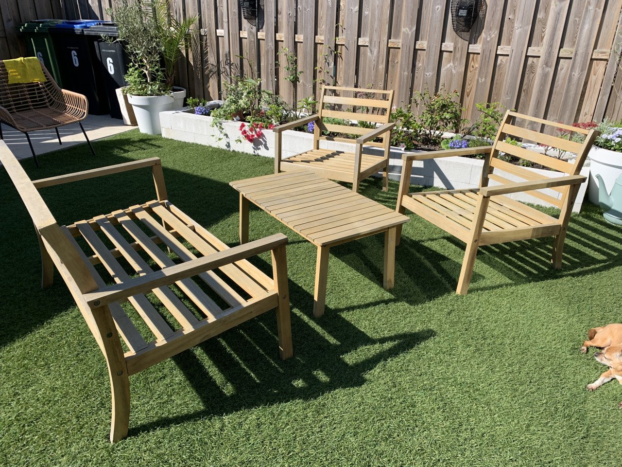 Houten tuinset, met kussens.