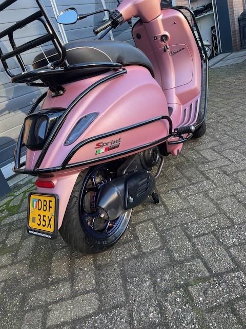 Schitterende custum Vespa sprint gold roze weinig km als nieuw