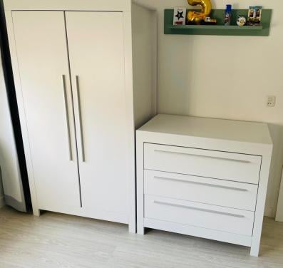 Kledingkast en commode