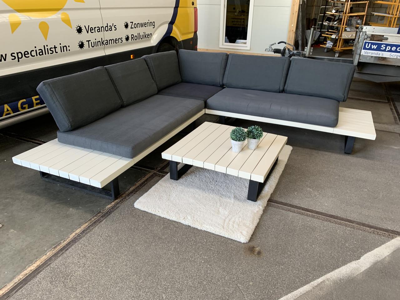 Aluminium loungeset met hout,kussens en tafel.