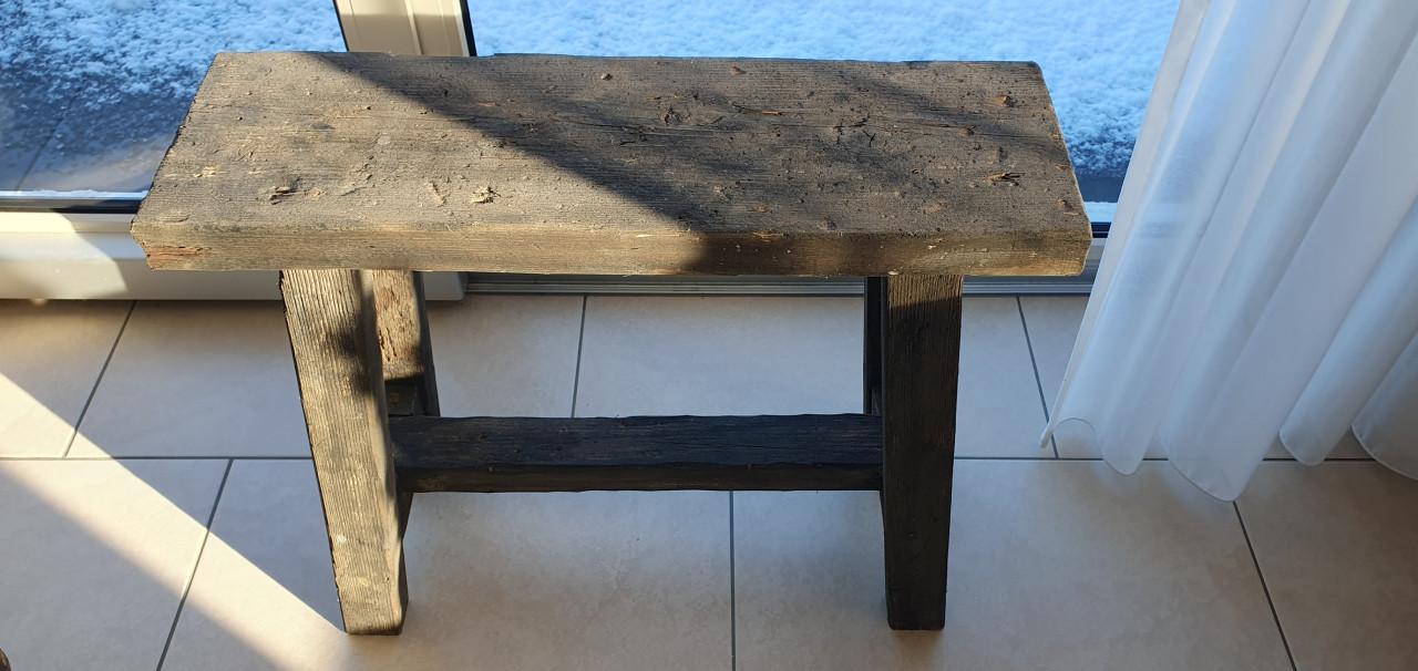 Oud houten bankje leuk ter decoratie