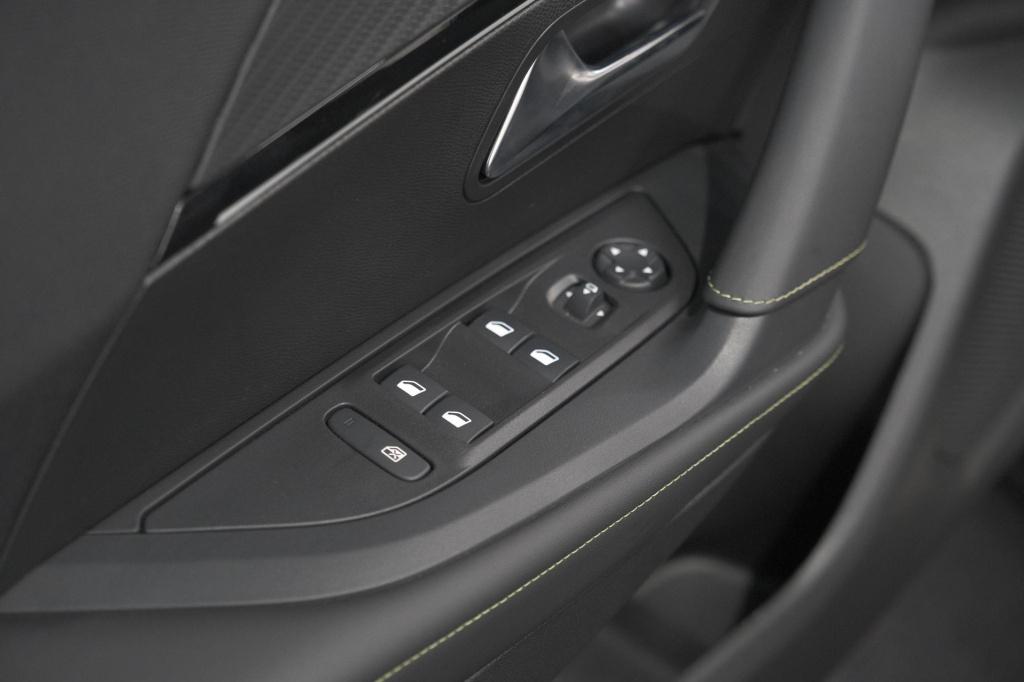 Peugeot 2008 puretech 130 eat8 gt | camera | apple carplay | parkeersensore