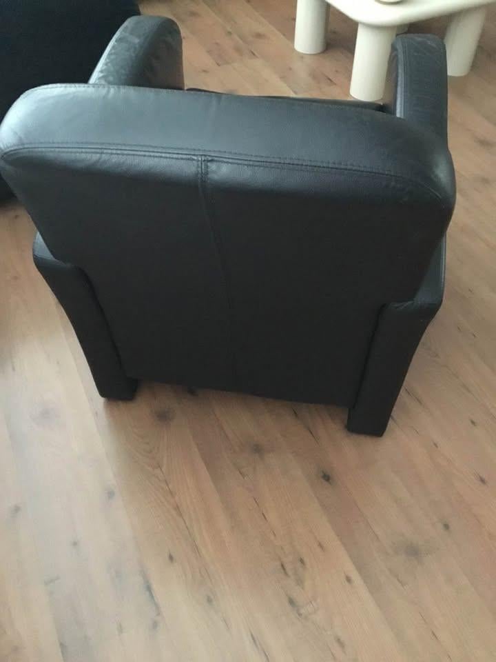 Te koop. 2 zwart leren fauteuils.  40 euro per stuk. Af te halen in Hulst
