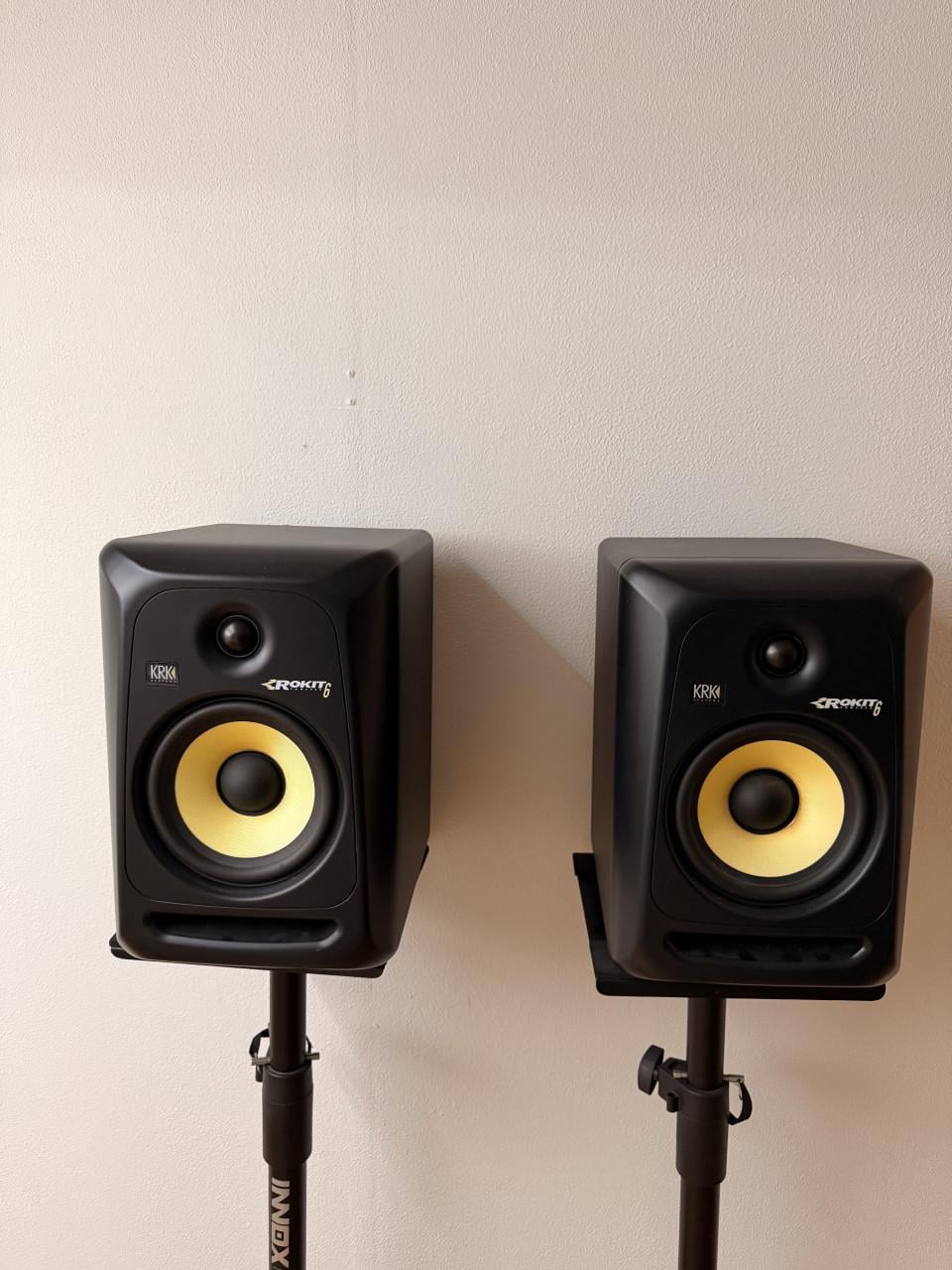 KRK Rokit 6 studiomonitoren met kabels en statieven