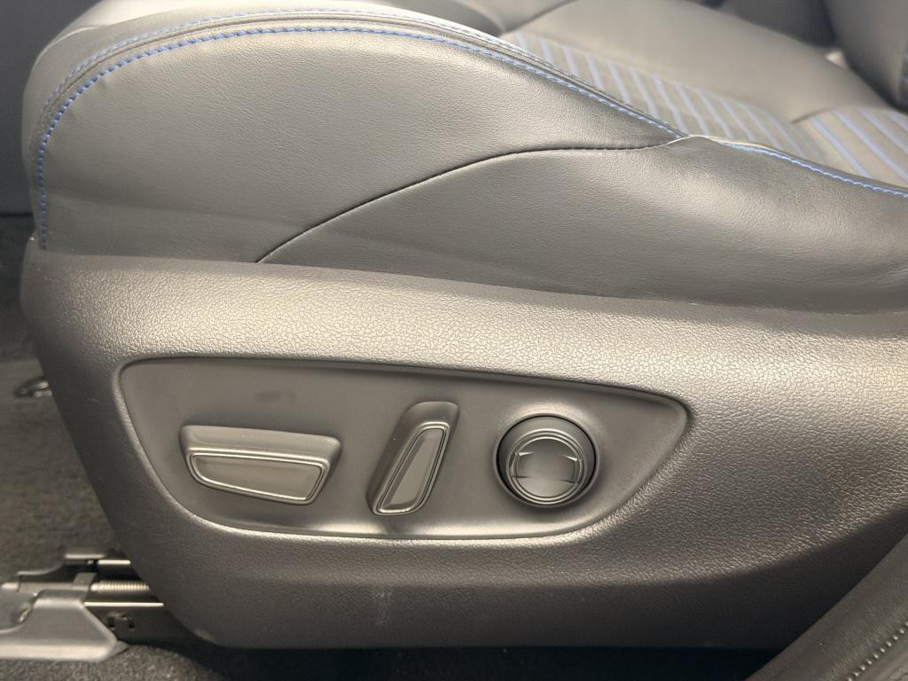 Toyota Rav4 2.5 hybrid awd bi-tone| jbl| achtr.camera| adapt.cruise