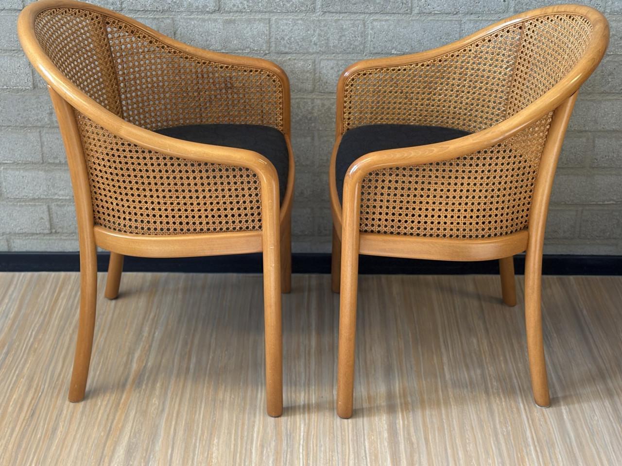 2 vintage beukenhouten armstoeltjes met fijn gevlochten webbing-rugleuning