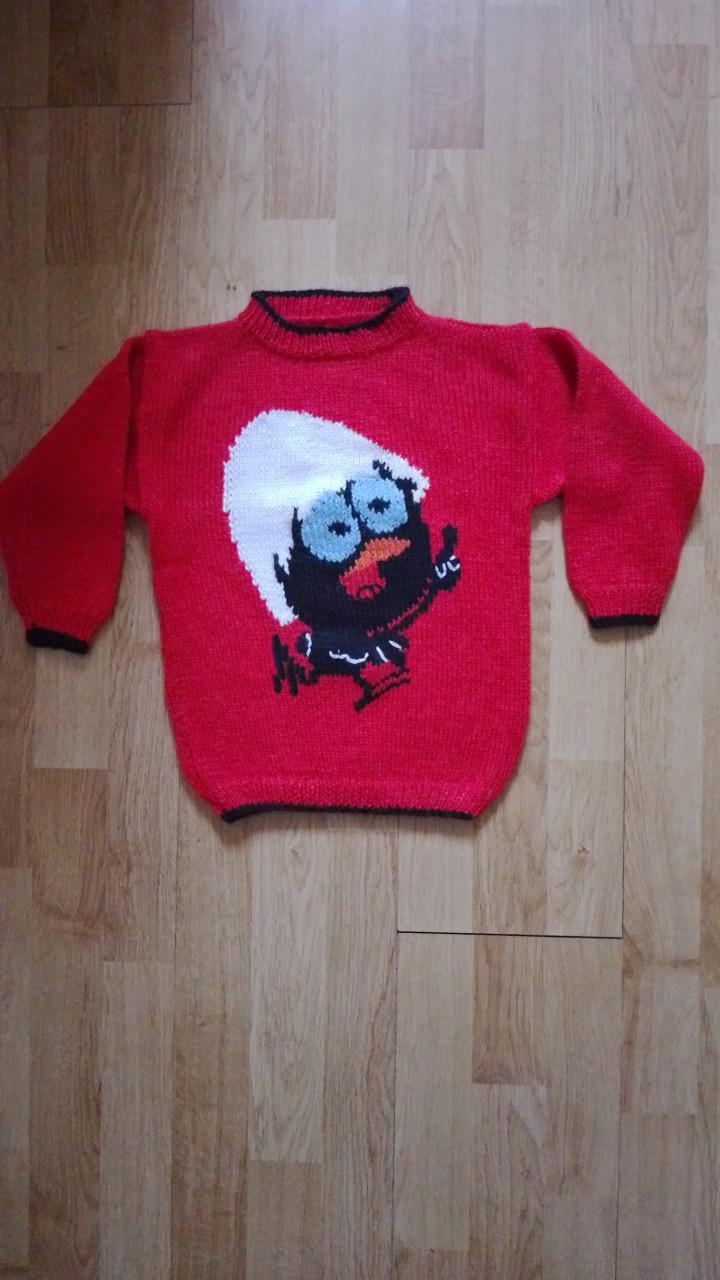 Nieuwe gebreide kindertruitjes elk met vrolijke en kleurrijke  motieven.