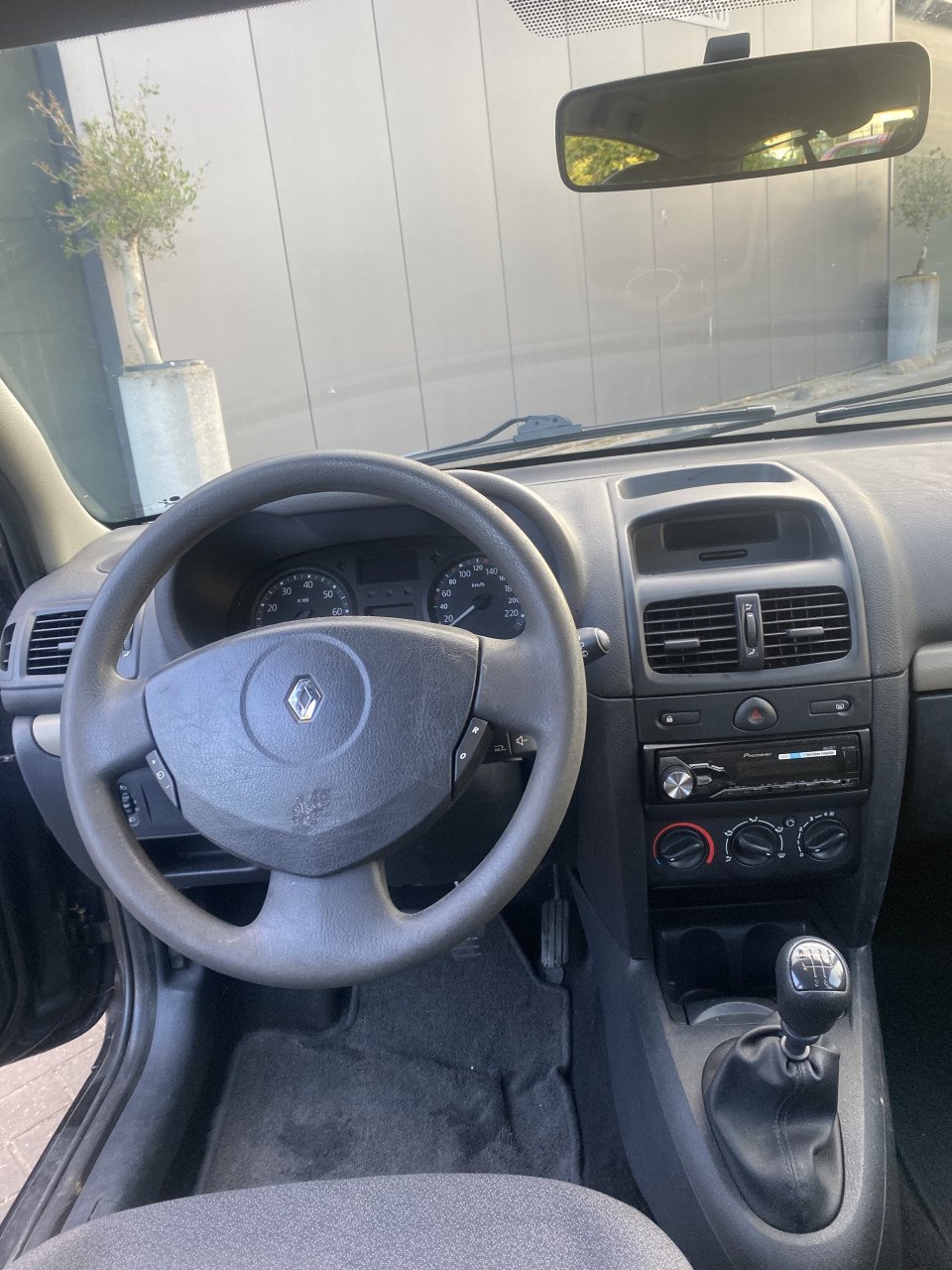 Renault Clio 1.4 16V Autbas E3 2004 Zwart | NAP