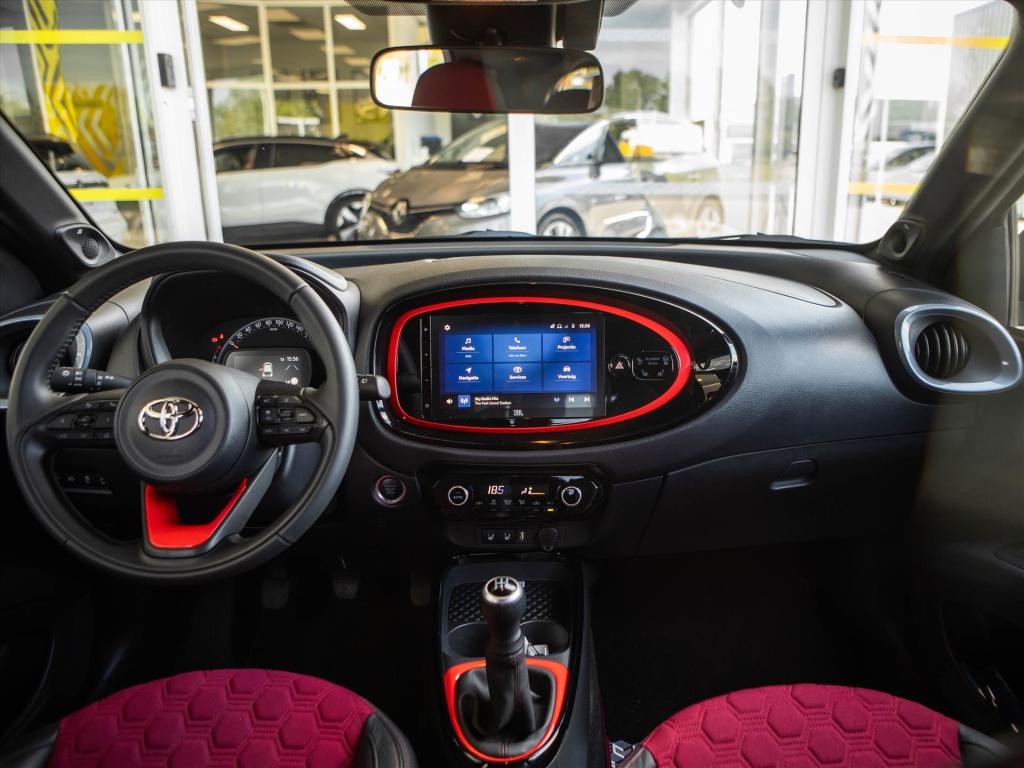 Toyota Aygo x 1.0 vvt-i mt 72pk premium | trekhaak | jbl sound system | app