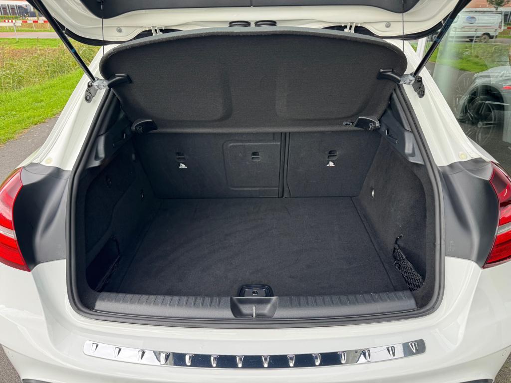 Mercedes-Benz Gla-klasse 200 amg line automaat , panoramaschuifdak , trekha