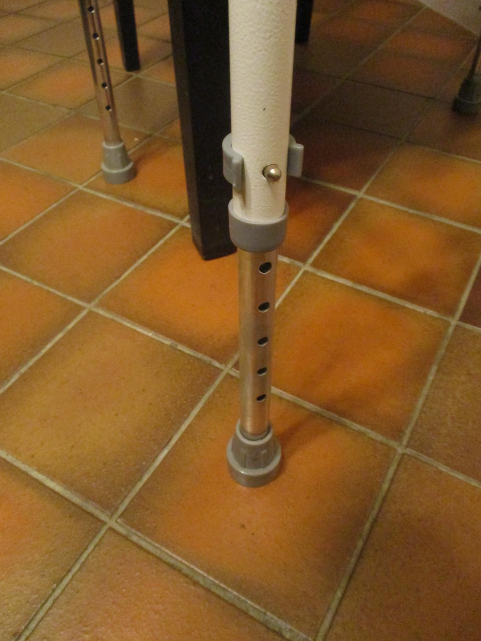 Sta op rek voor toilet of stoel   tevens te gebruiken als looprek