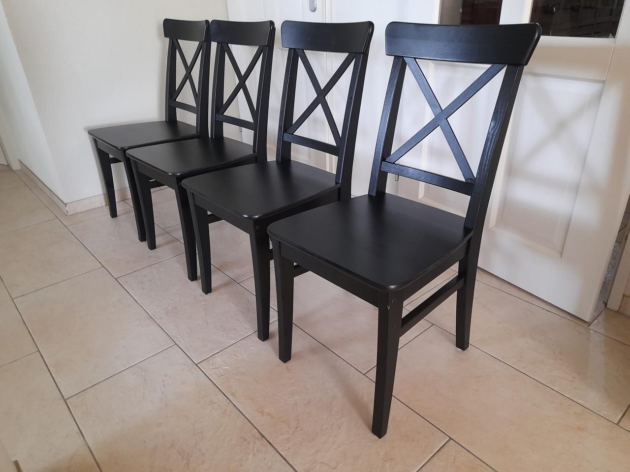 4 nette stoelen (z.g.a.n.) eventueel met kussens!